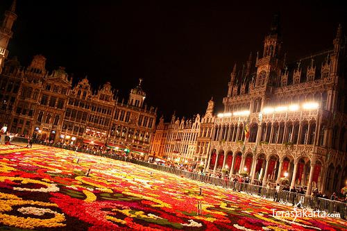 Karpet Raksasa dari Bunga 007 Karpet Raksasa dari Bunga 007